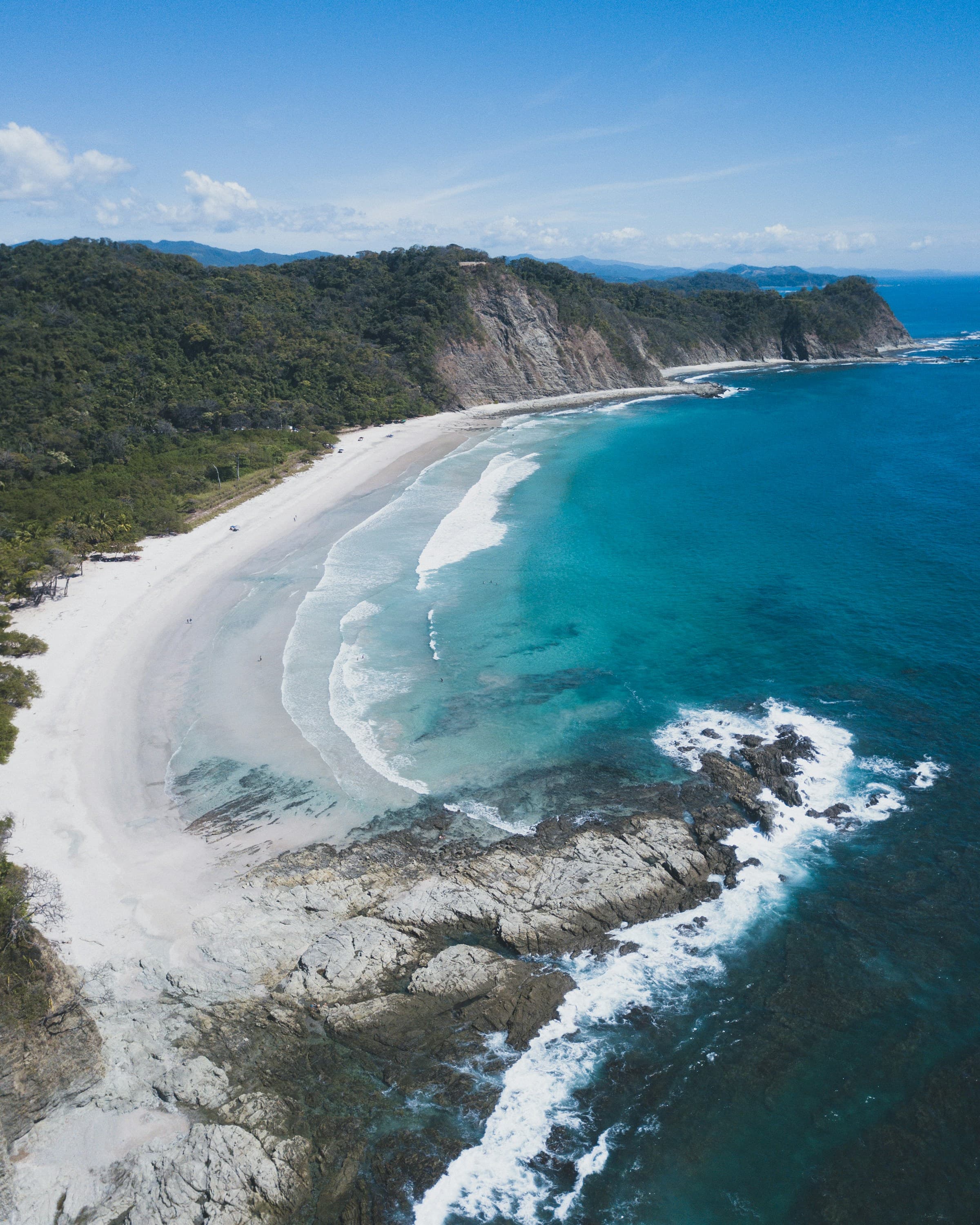 Vista aérea de la costa de Guanacaste, con bosque tropical y el océano Pacífico