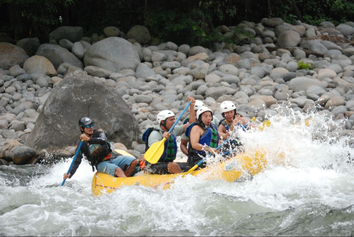 Grupo haciendo rafting en un río de Costa Rica